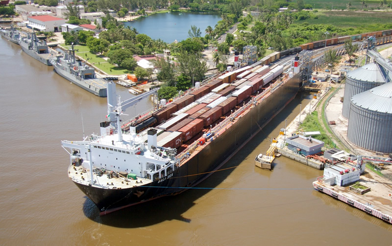 Buque atracado en el puerto de Coatzacoalcos